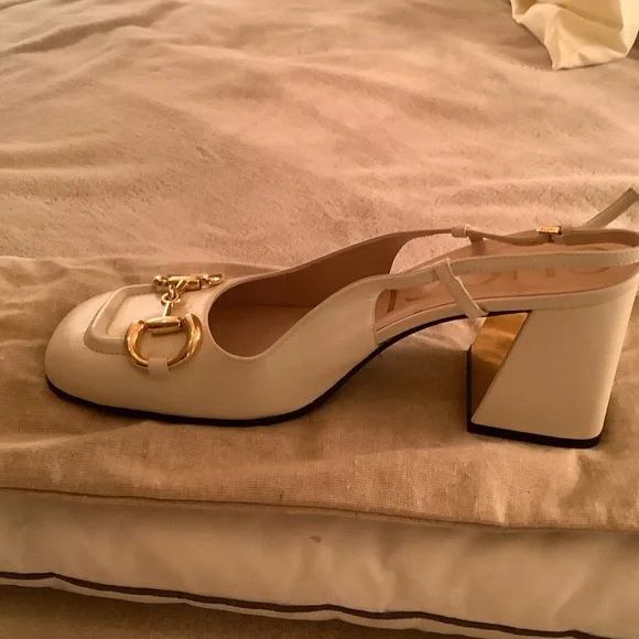 Gucci Cream Flats with Gold Detailing - Picture 8 of 11